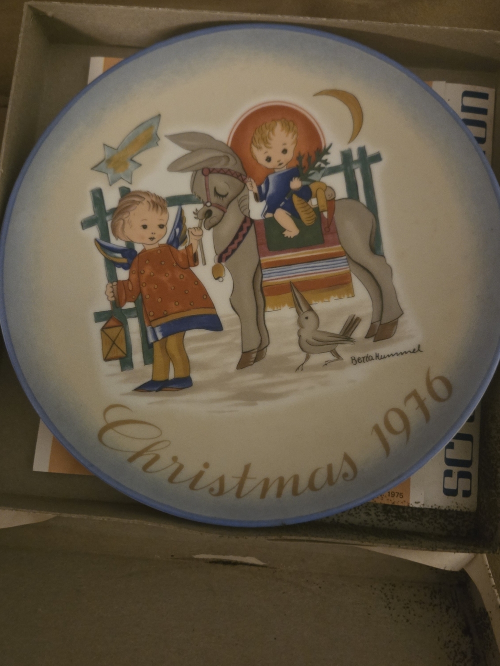 Christmas 1976 Decorative Collector Plate - Hand-Painted Illustration